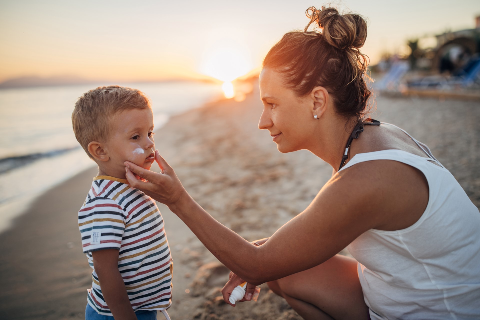 Det er en god idé at være opmærksom på, hvad solcremen indeholder, hvis man gerne vil passe bedre på sig selv og sin familie og samtidig skåne miljøet.