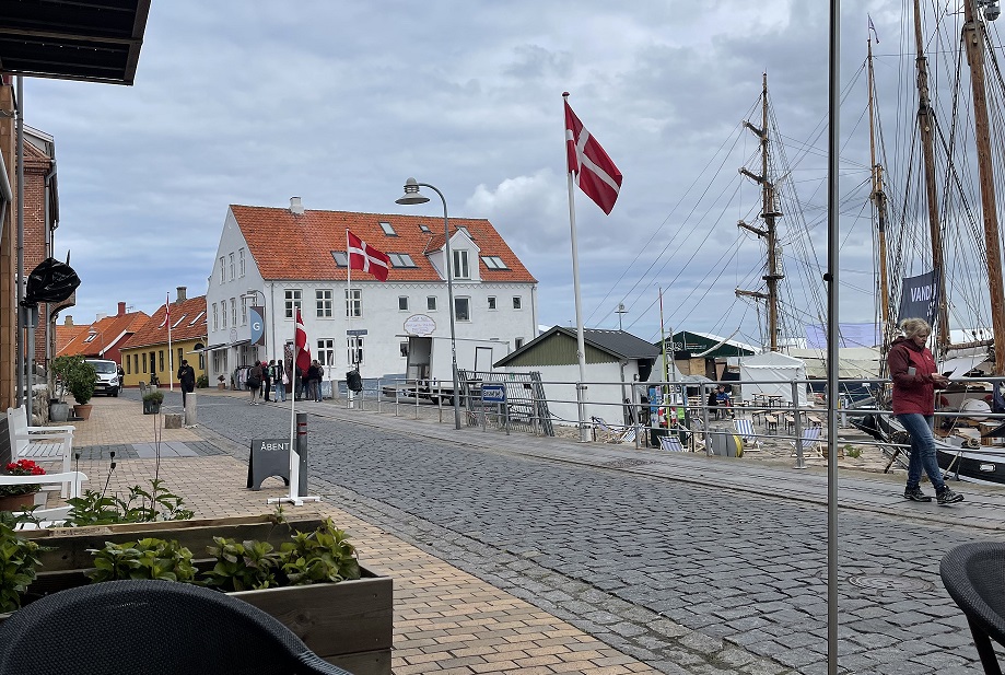 Billede af havnen i Allinge, som mange turister hvert år besøger. Foto: DSK - De Samvirkende Købmænd