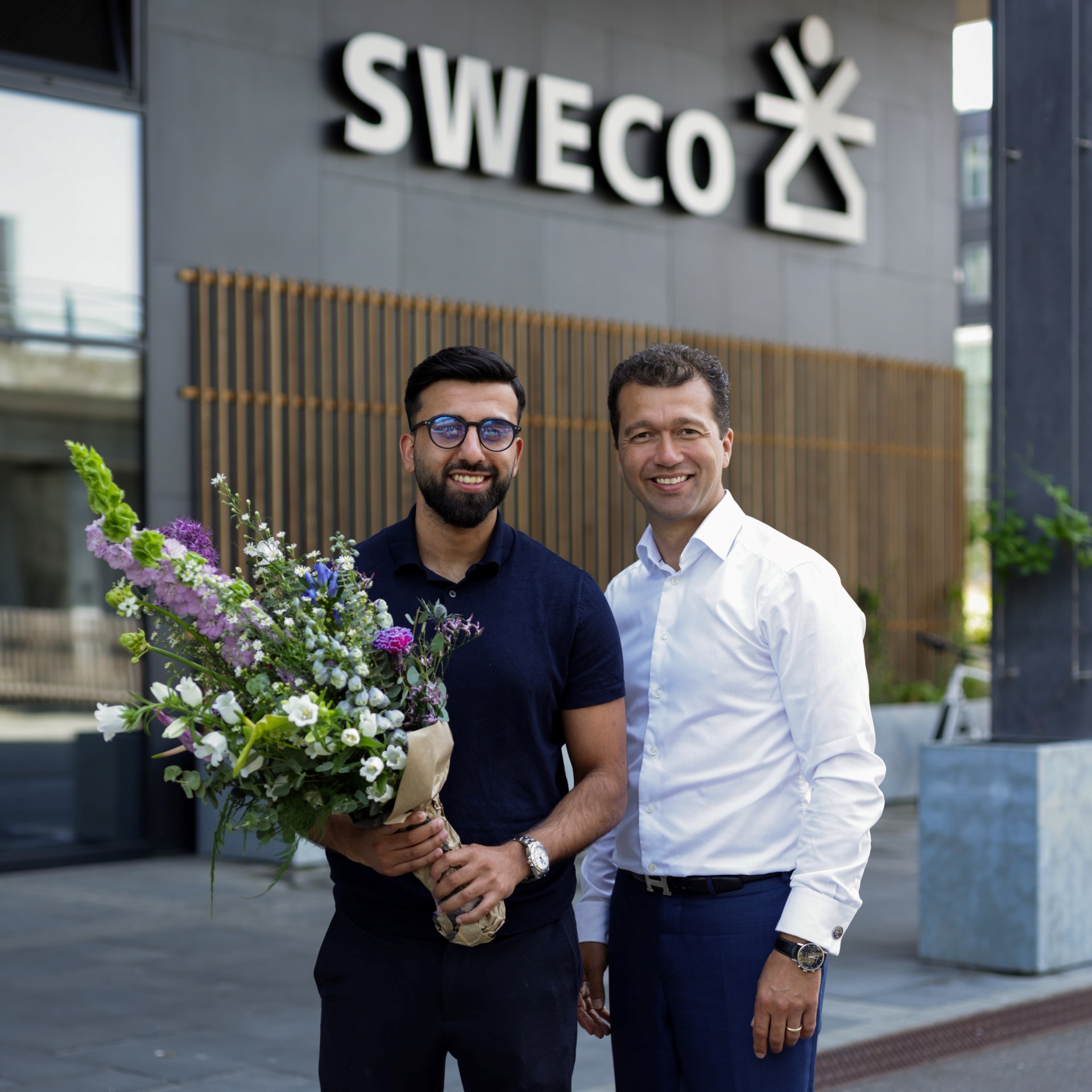 I maj 2024 rundede Sweco Danmark en milepæl. Medarbejder nr. 2.000, Waleed Saeed modtog blomster af CEO Dariush Rezai. Foto: Sweco