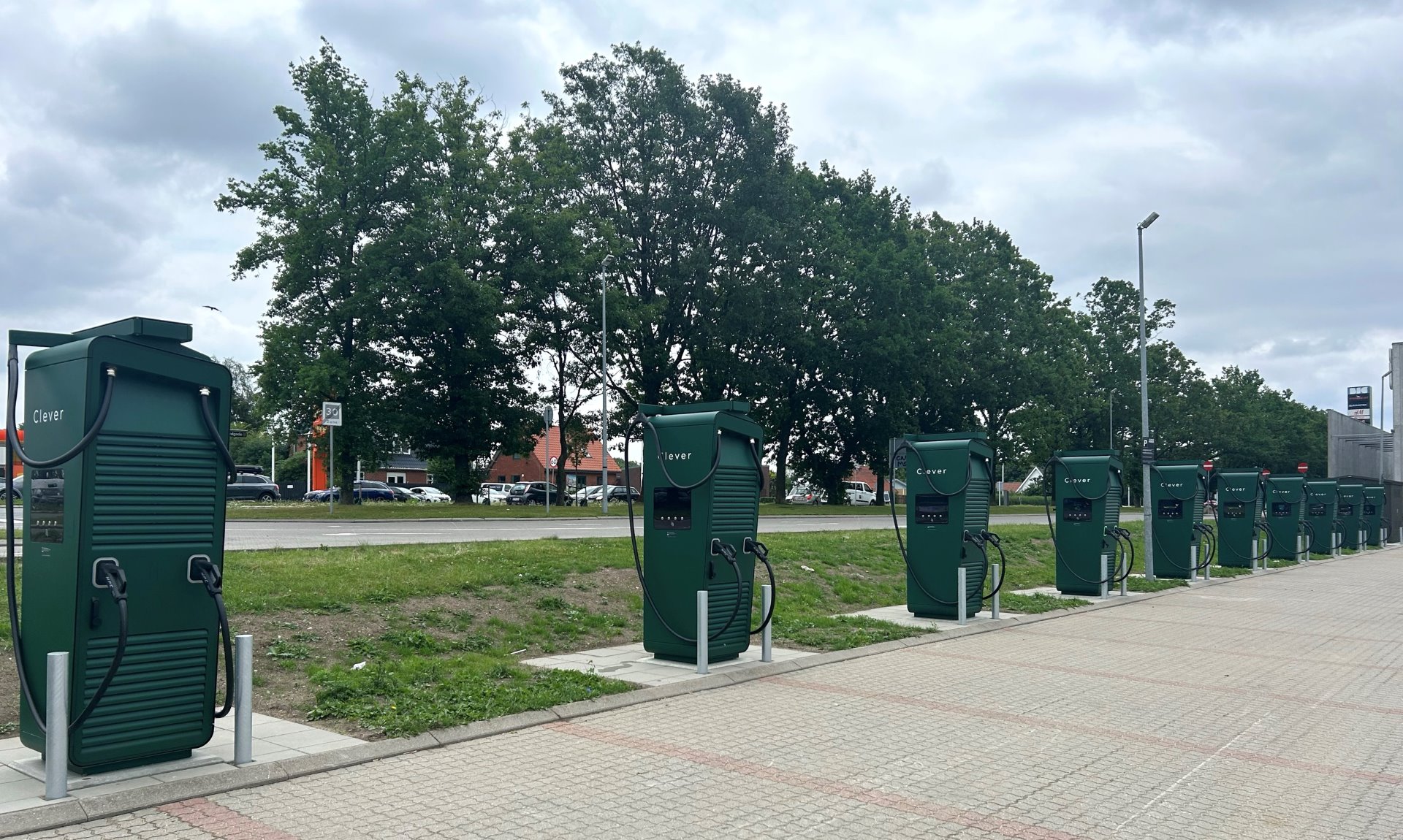 BIG Shopping Center i Herlev har netop sat strøm til en stor lynladelokation med 10 lynladestandere PR-foto: Clever