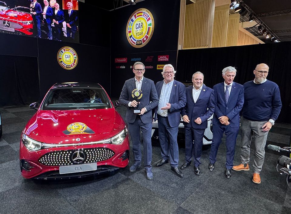 Mercedes-Benz CLA blev en sikker vinder, da titlen som The Car of the Year 2026 fredag blev uddelt i Bruxelles i Belgien. Prisen blev overrakt af FDMs biltekniske redaktør Søren W. Rasmussen (nr. to fra venstre), der også er præsident for juryen. Foto: FDM