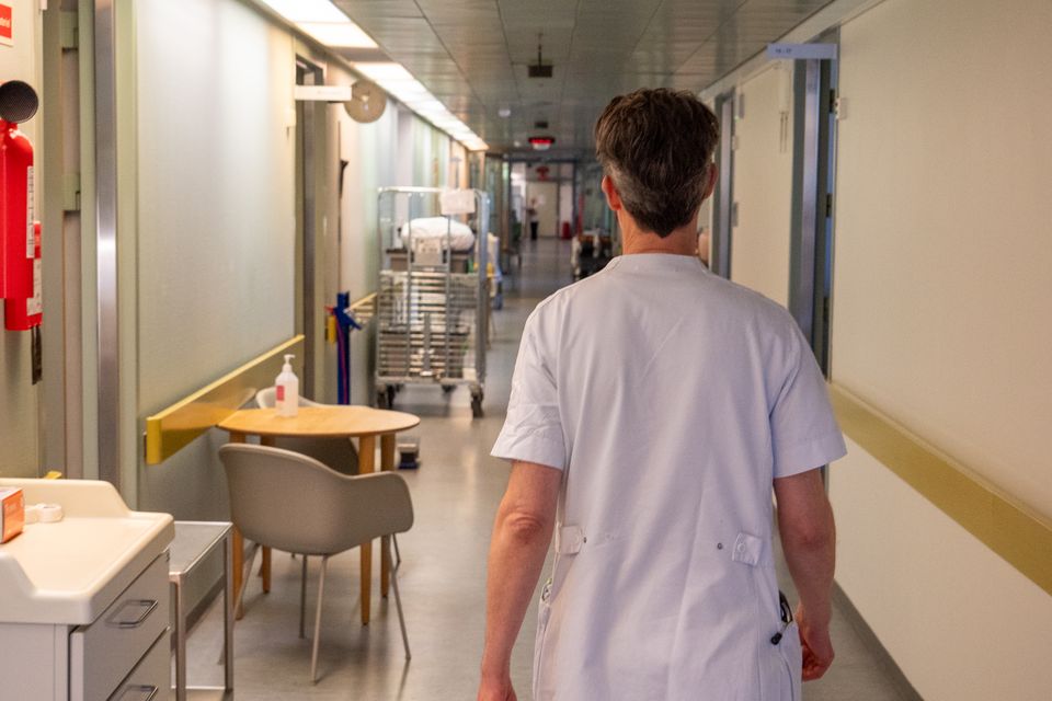 Et lovforslag fra Indenrigs- og Sundhedsministeriet åbner for, at autoriserede sundhedspersoner kan anvende personoplysninger fra op mod 140 registre, databaser og datasæt – herunder vidtgående helbredsdata – til udvikling og drift af beslutningsstøtte og AI. Dataetisk Råd Nationalt Center for Etik