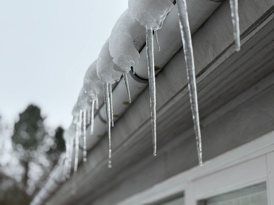 Faldende sne er istapper kan have alvorlige konsekvenser for fodgængere – og som boligejer har man pligt til at sørge for, at sne og is fra taget ikke falder ned og gør skade på nogen, lyder det fra GF Forsikring. (Foto: GF Forsikring/Erik Høirup)