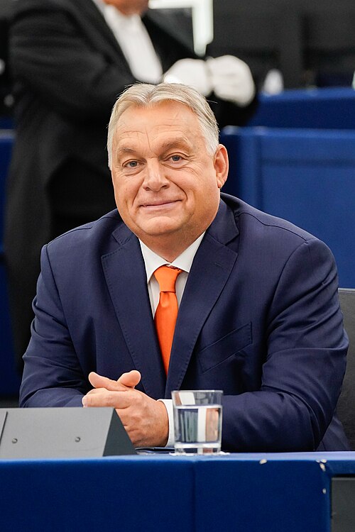 Orbán kæmper for overlevelse mens USA blander sig tæt på valgdagen