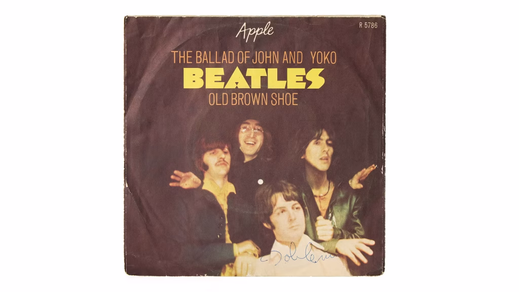 En original singleplade, signeret af Beatles-legenden John Lennon under hans og hustruen Yoko Onos bemærkelsesværdige ophold i Nordjylland tilbage i 1970, sælges nu på auktion hos Bruun Rasmussen.