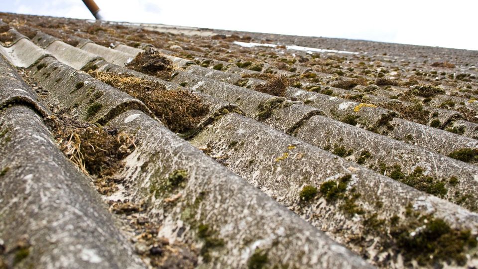 Mange danske parcelhuse er fortsat dækket af ældre bølgeternittage med asbest. Op til 1. juli, hvor de sidste dispensationer til højtryksspuling bortfalder, er efterspørgslen på asbestarbejde steget markant, viser nye tal fra 3byggetilbud.dk.