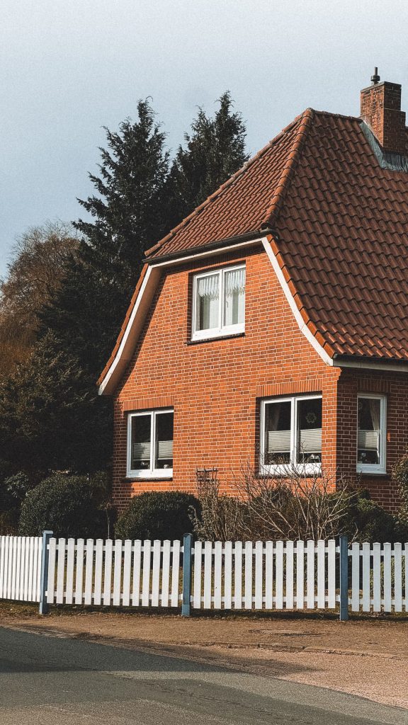 Fra køkkenbord til fleksibel arbejdsplads: sådan vælges det rigtige hæve-sænkebord